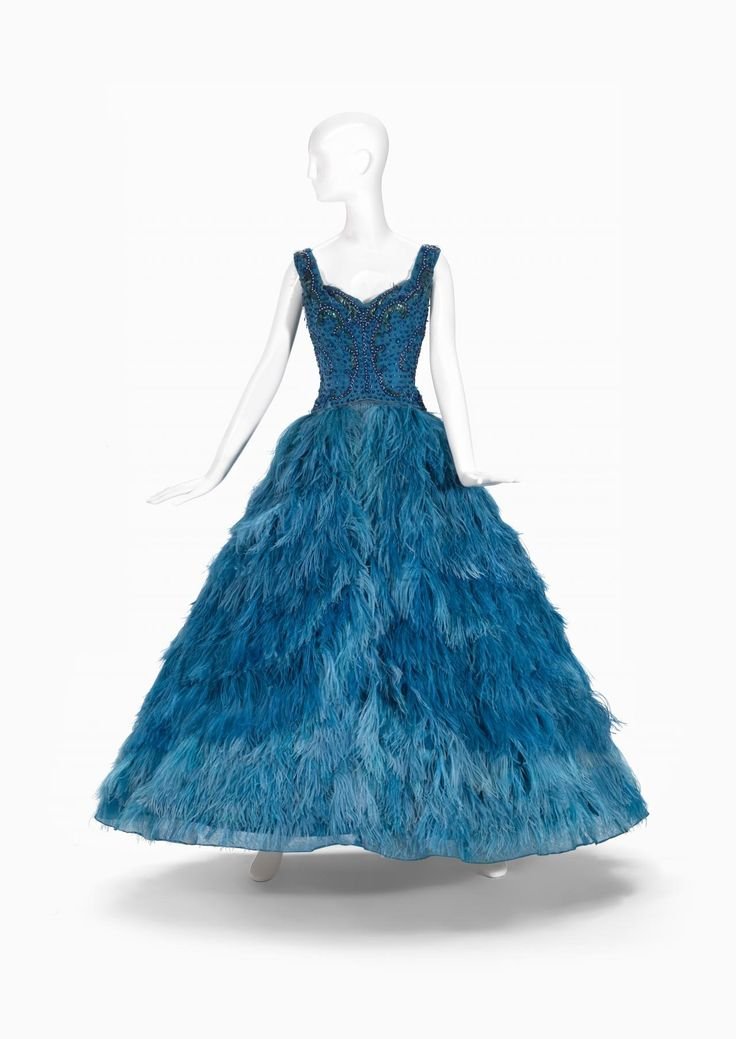 bowjtl's tweet photo. The evening gown is made of organza, taffeta, tulle, beads, diamonds, sequins and ostrich feathers. https://t.co/1gYCb7o34X