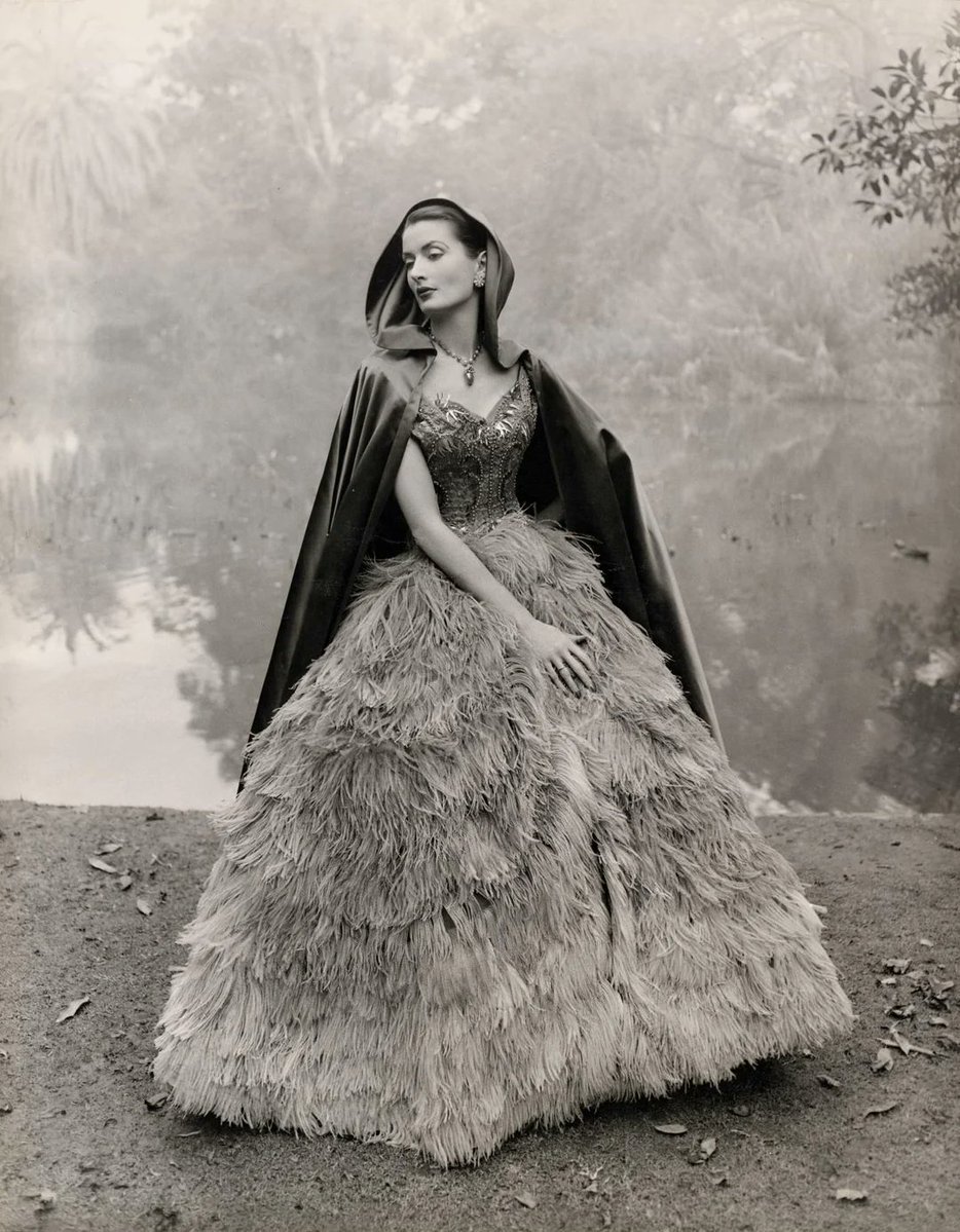 bowjtl's tweet photo. The evening gown is made of organza, taffeta, tulle, beads, diamonds, sequins and ostrich feathers. https://t.co/1gYCb7o34X