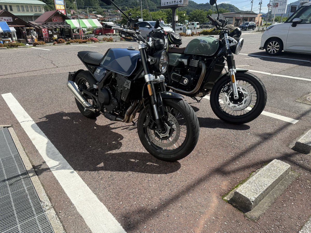 yankun21's tweet photo. まあまあ、広島でもレアな二台が集合
#Cromwell1200
#crossfire500 https://t.co/k92nfd15G8