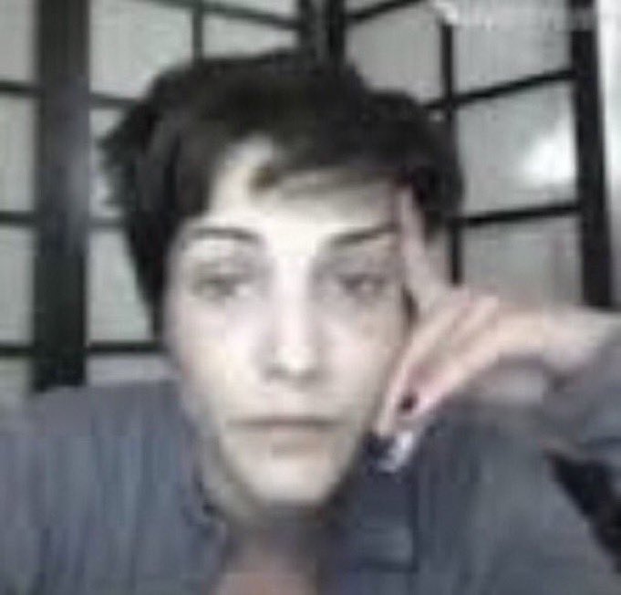 Quem tá no fandom a mais tempo sabe que a gente passou anos tentando incentivar ele a fazer oq ele queria pq toda vez q ele demonstrava interesse em tatuagem ou piercing as coreanas mandavam ele não fazer pq n é bem visto no país pra quando ele faz virar sempre isso