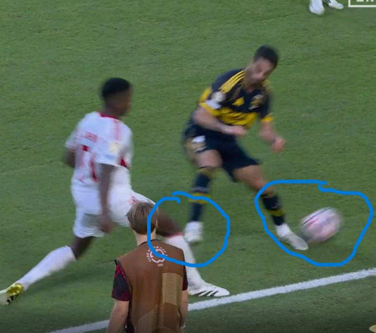 Se puede ser más idiota?? Figal yendo directamente a meter una plancha a la rodilla, en una jugada totalmente intrascendente cuando Boca parecía poder ganar el partido contra Benfica, Russo no pongas más a este perro!!
ahh y casi hace un penal infantil también, Dios mio!