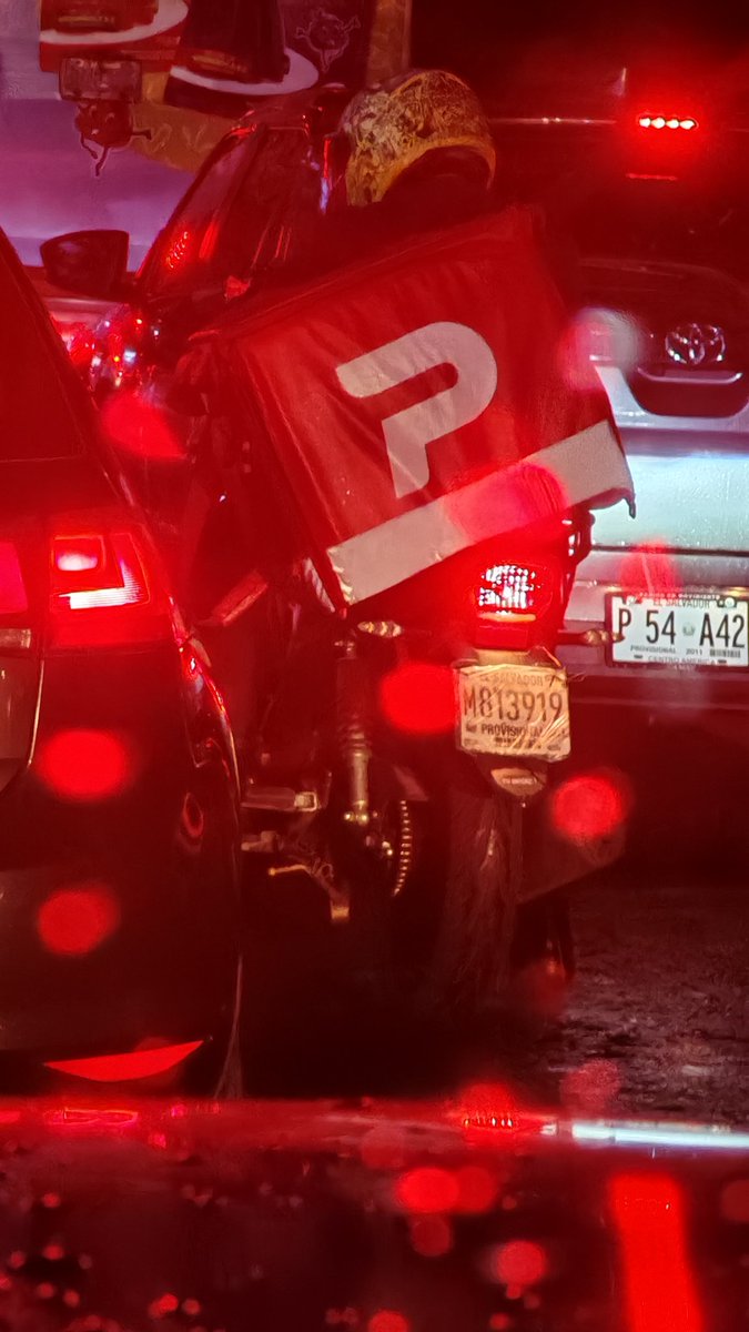 Este man de <a href="/pedidosya/">PedidosYa</a> pasó golpeando mi carro y se fue.