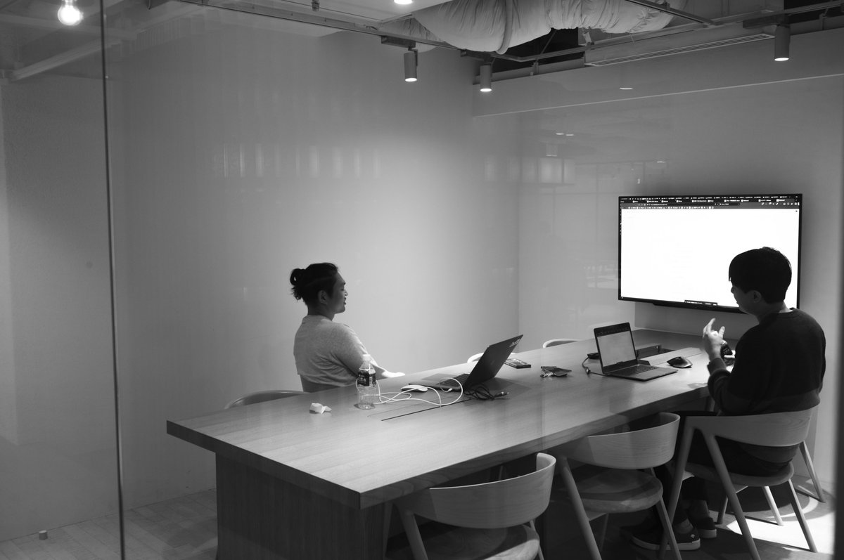 アトラエのオフィスは、仕切りがあまりない。会議室も基本的にガラス張りで天井も高く設計されている。
圧迫感や密閉などとは程遠く、オープンなコミュニケーションを大切にする価値観があちこちに。