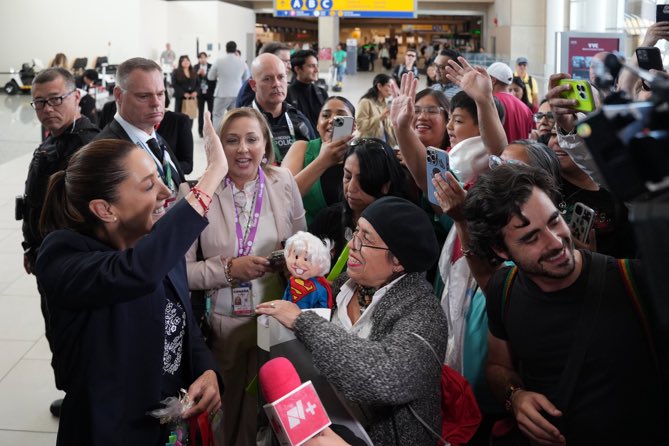 Así reciben a nuestra Presidenta en Canadá: 

“Agradecemos a las autoridades y representantes de Calgary, Alberta, y de la nación originaria Tsuut'ina, así como a las y los paisanos por el grato recibimiento en Canadá”

Claudia Sheinbaum: Cumbre G7.
RT👇