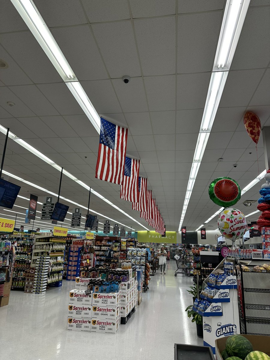cleopatramargot's tweet photo. Meanwhile in the Midwest, @HyVee is patriotic! 🇺🇸❤️🙌🏼 https://t.co/fO8GWuVh71