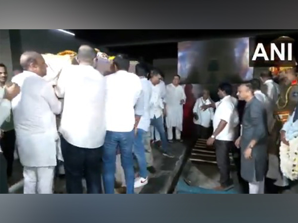 Former Gujarat CM Vijay Rupani cremated with full state honours; Amit Shah, CM Patel present

Read <a href="/ANI/">ANI</a> Story |
aninews.in/news/national/…

#AmitShah #vijayrupanifuneral #Gujarat