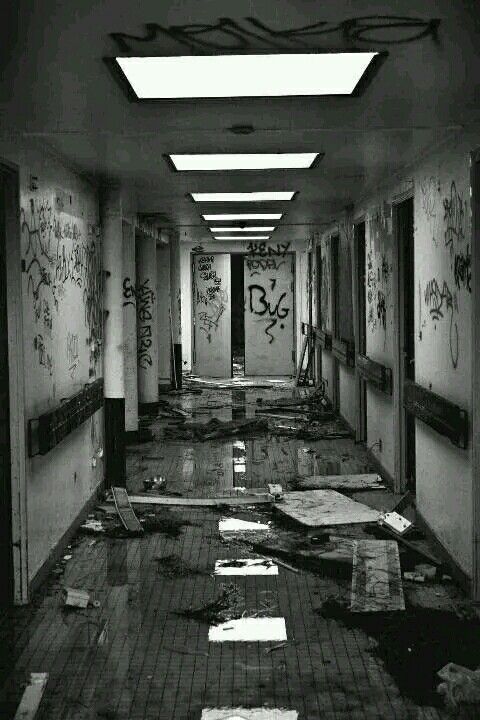 En 1956, un hospital psiquiátrico en Inglaterra estaba colapsando.

Los pacientes no respondían a estímulos.

Entonces, un neurocientífico encendió una radio cerca de uno de ellos. Y lo que pasó cambió para siempre la forma en que entendemos la mente humana.

Aquí la historia