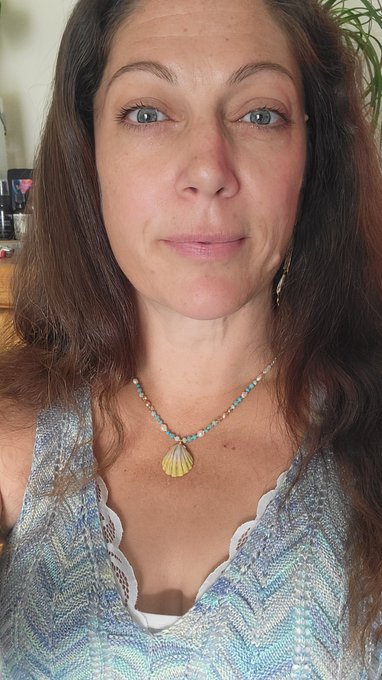 ✨️💖Jamie Jupiter✨️ - Kauai vibes in Nevada with my sunrise shell necklace, handmade and hand harvested by a great friend. #chill #FLOW #Peace #Relaxation #Calico #Onesta #sunrise #Hawaii #islandgirl #PositiveVibes #HealthyLiving #Nevada https://t.co/he7icyQG6s