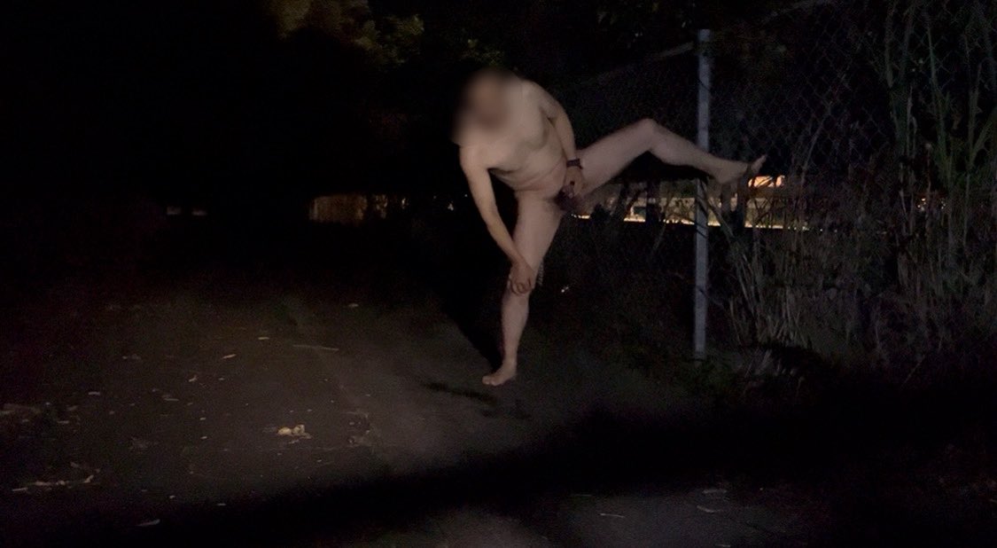 またまたお外遊び。高速道路の側道でチクニーと垂れ流し。
草の多い側道とはいえ、夜にライトで照らされて、すぐ横を車が通り過ぎるドキドキ💓という妄想での合成写真です（笑）
動画あります。見てくれる貴女からのDM待ってます。もちろんリアルでも。
＃野外露出　＃おもらし　＃チクニー