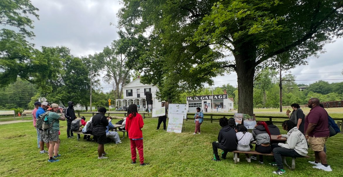 syattCLE's tweet photo. #CVNP50 Casual lunch @CVNPNPS visitor ctr PRICELESS!!!!! Reimagining NewGreenSpaces &amp; Places w/@forcvnp,       ClassicSignPic, running into fellow park enthusiasts!!!! We puffy 💚 heart CVNP! Summer is just rolling in☀️🙌🏾🥰 https://t.co/87hfqthn43