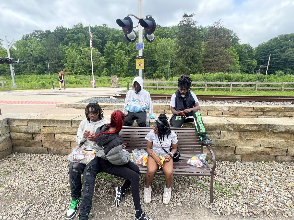 syattCLE's tweet photo. #CVNP50 Casual lunch @CVNPNPS visitor ctr PRICELESS!!!!! Reimagining NewGreenSpaces &amp; Places w/@forcvnp,       ClassicSignPic, running into fellow park enthusiasts!!!! We puffy 💚 heart CVNP! Summer is just rolling in☀️🙌🏾🥰 https://t.co/87hfqthn43