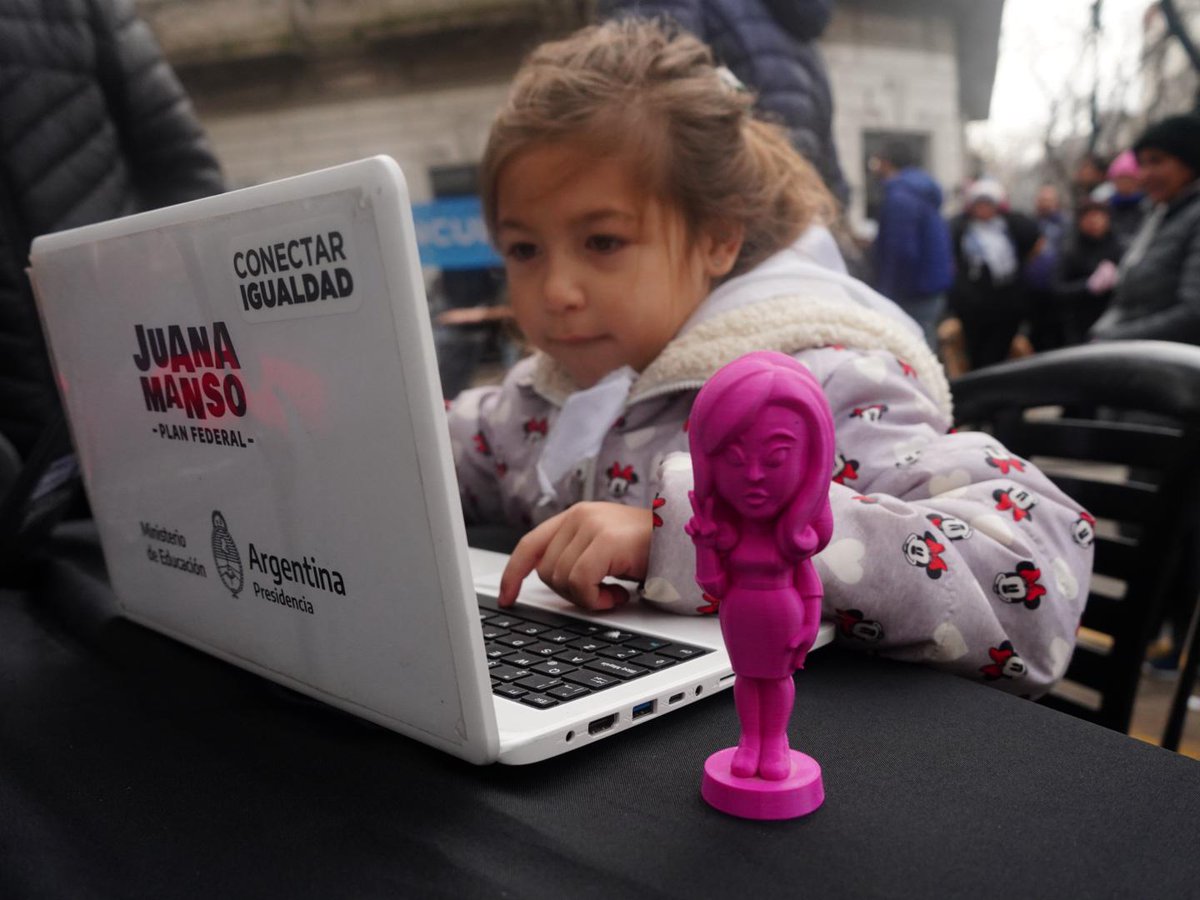 despindola17's tweet photo. Desde Pilar bancamos a Cristina.
Porque fue ella quien puso como prioridad a la educación, tanto en inversión como así también en la creación de Leyes. https://t.co/1Cz4gPv9Aa