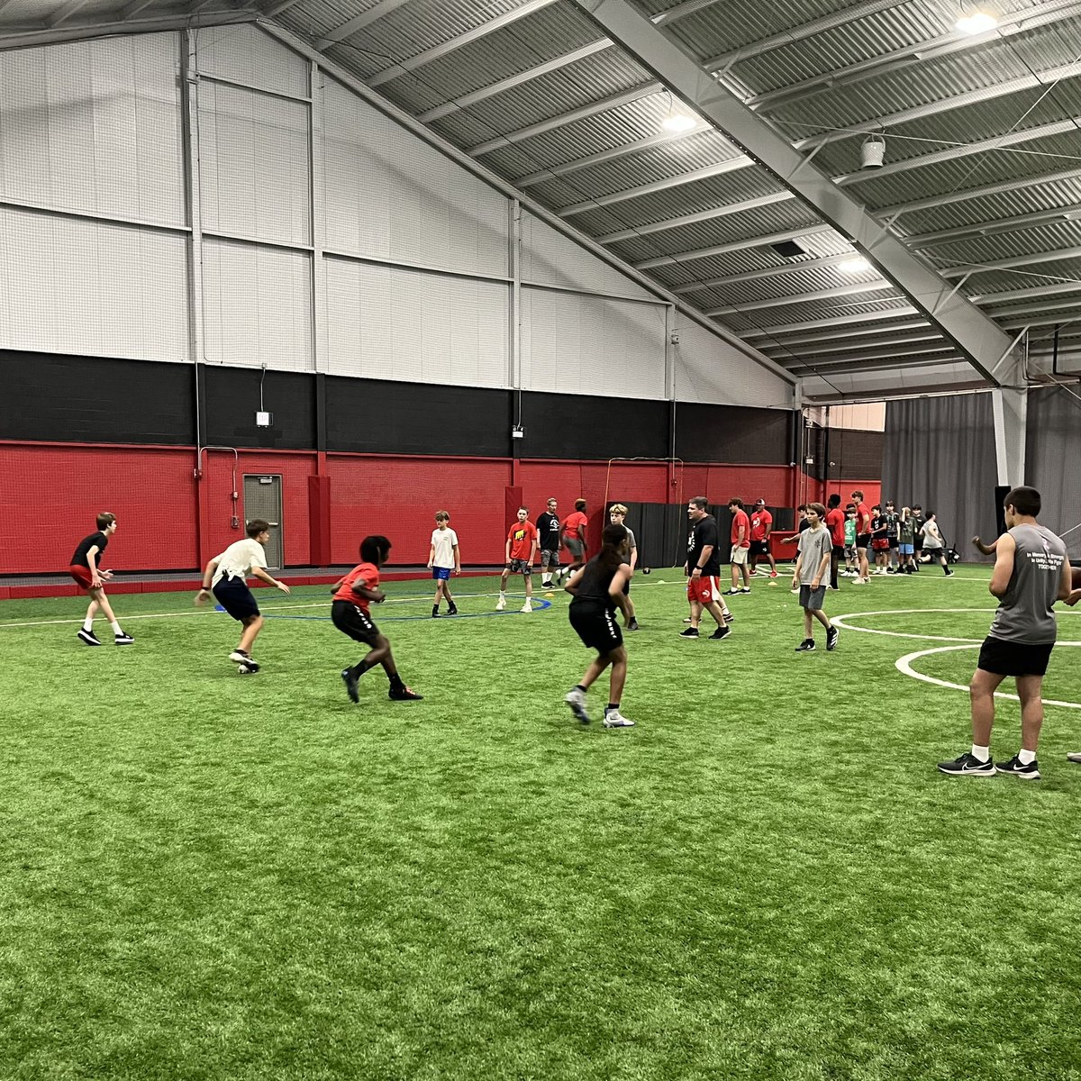 RedHawkFB's tweet image. 🚨🚨🚨 𝐃𝐚𝐲 𝟏 🚨🚨🚨
Had an awesome first day of our Summer Skills Camp! Looking forward to a great week at the Marist SportsPlex!
#FAMILY // #HonorGloryFame // #115th