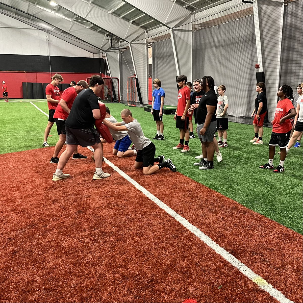 RedHawkFB's tweet image. 🚨🚨🚨 𝐃𝐚𝐲 𝟏 🚨🚨🚨
Had an awesome first day of our Summer Skills Camp! Looking forward to a great week at the Marist SportsPlex!
#FAMILY // #HonorGloryFame // #115th