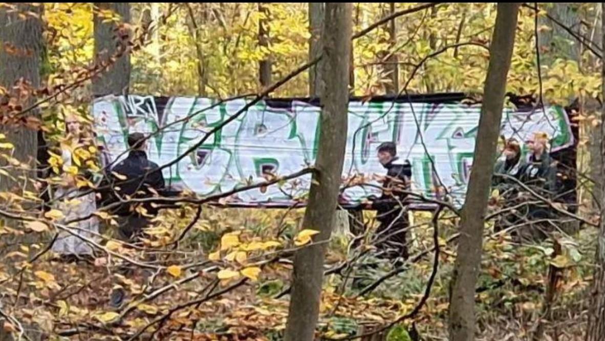 Neonazi-Parteijugend in Berlin

Die „Nationalrevolutionäre Jugend (NRJ)“ von „Der III. Weg“ hat mit Übergriffen für Schlagzeilen gesorgt und Strukturen ausgebaut .

➔ t1p.de/i3i1n

Gastbeitrag: Initiative „ausdemweg.net“
Bilder: Screenshots