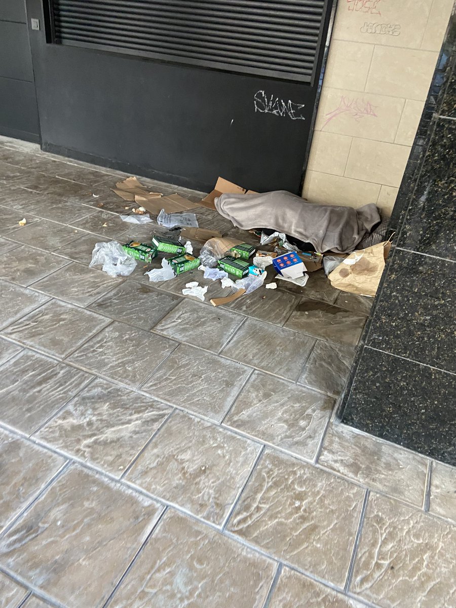 ACalderon5's tweet photo. @DonostiakoUdala podéis pasar por Atarizar prácticamente todos los días y ver como duermen y dejan todo lleno de suciedad y orines. ¿Podéis pasar una brigada de limpieza diaria, por favor? Gracias https://t.co/Ulzx4tynx9