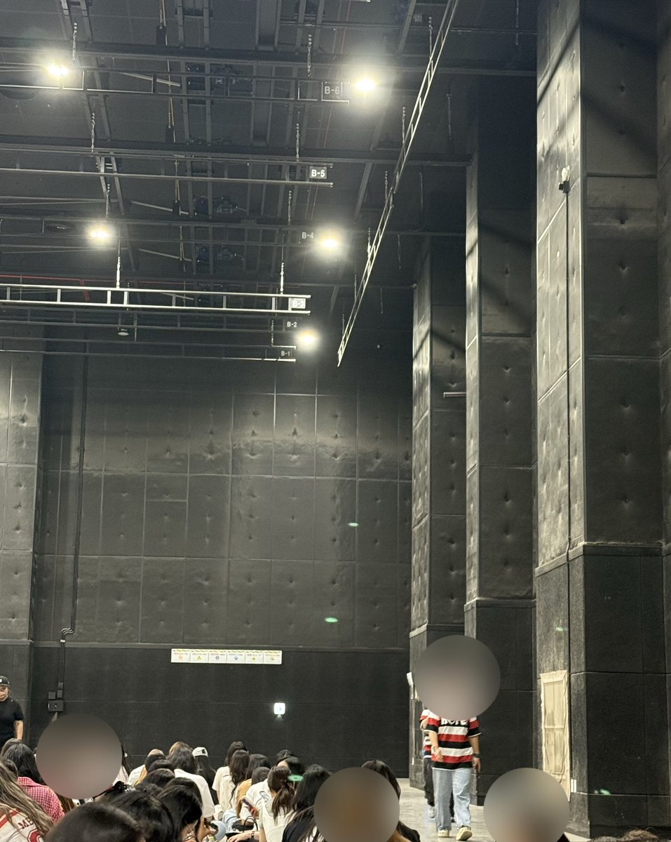 rosehope218's tweet photo. 근처에 뭐 밥 먹고 쉴 때가 없어서 어쩌지햇는데 휀걸들 밥 못먹을까봐 준비햇대,,ㅠ 그리고 스튜디오 하나 통째로 빌려서 사녹대기공간 만들어준거래요,,(심지어 시원하고 쾌적함)
ㅁㅊ제이홉이 왜이리 휀걸을 사랑함? ; https://t.co/WFN8QOczkz
