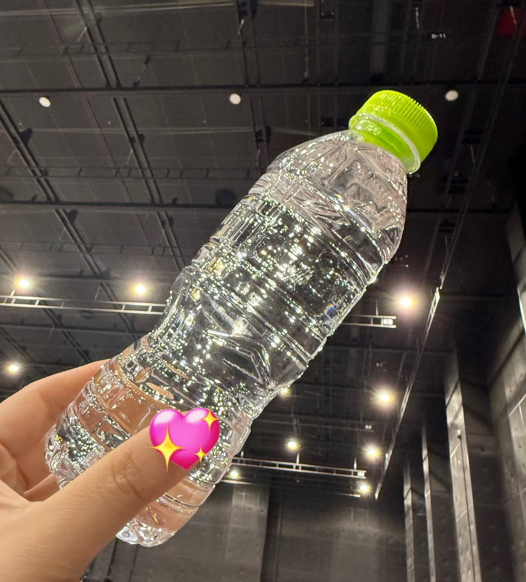 근처에 뭐 밥 먹고 쉴 때가 없어서 어쩌지햇는데 휀걸들 밥 못먹을까봐 준비햇대,,ㅠ 그리고 스튜디오 하나 통째로 빌려서 사녹대기공간 만들어준거래요,,(심지어 시원하고 쾌적함)
ㅁㅊ제이홉이 왜이리 휀걸을 사랑함? ;