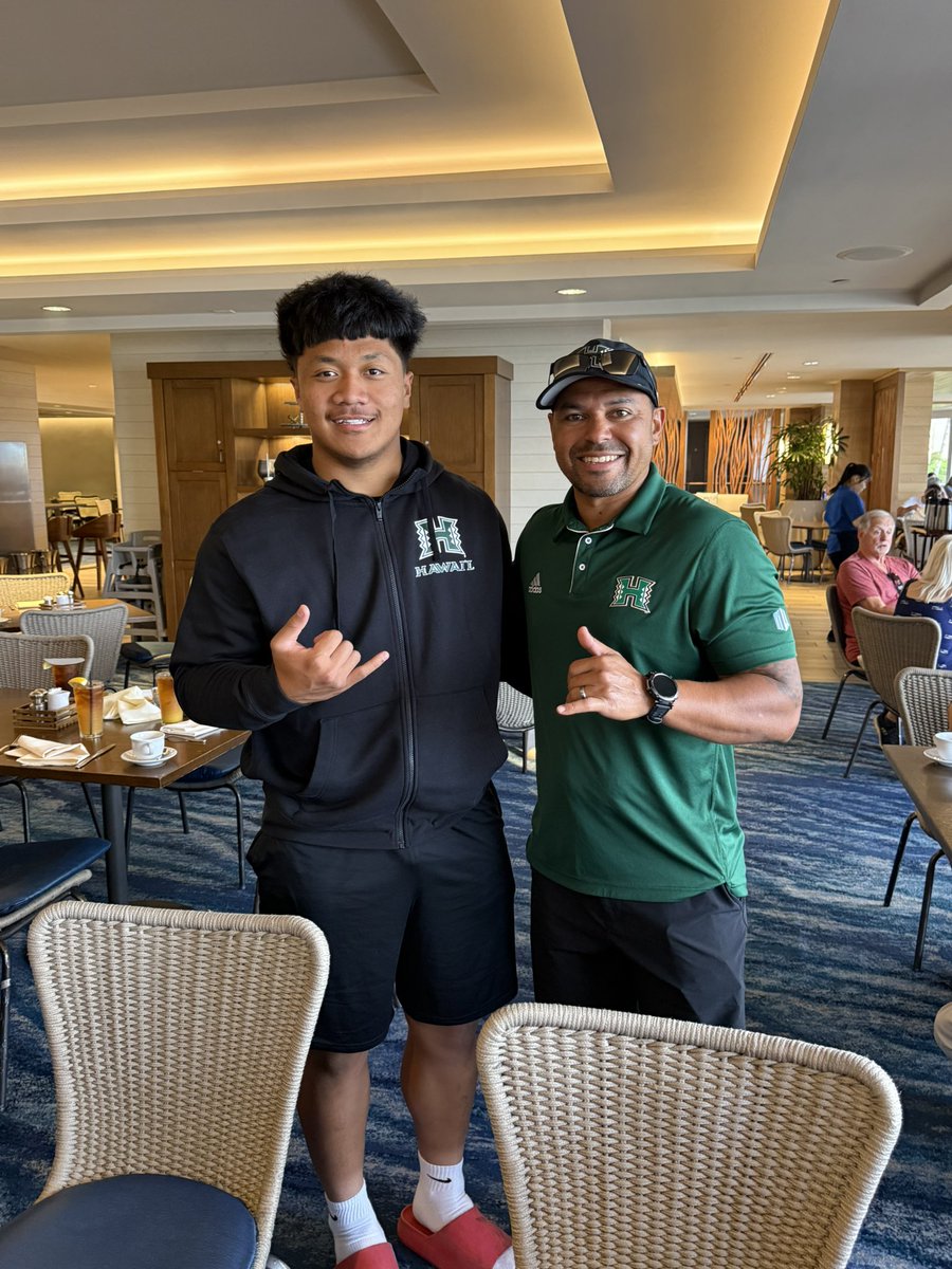 CoachFoilefutu's tweet photo. Some of the braddahs dat welcomed us with Aloha spirit. Braddahhood @CoachPuu @UH_AlecWatt @CoachTimmyChang @COACHFOAUH Mikey Oconnor, DJ, Coach Arceneaux. Thank you for the love. Hopefully u guys caught with ur sleep lol. #Braddahhood🤙🏽 https://t.co/wxH88zwZ1T