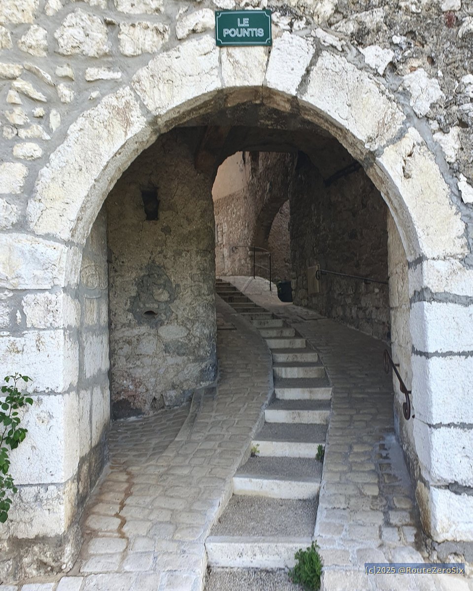 routezerosix's tweet image. Ceinturé de remparts dès le Moyen-Age, puis devenu ville royale sous Louis XIII, le village de Coursegoules conserve de nombreuse traces de son riche passé. Comme cette porte du Pontis...

#Coursegoules #PaysVencois #AlpesMaritimes #CotedAzurFrance #BaladeSympa #PreAlpesdAzur