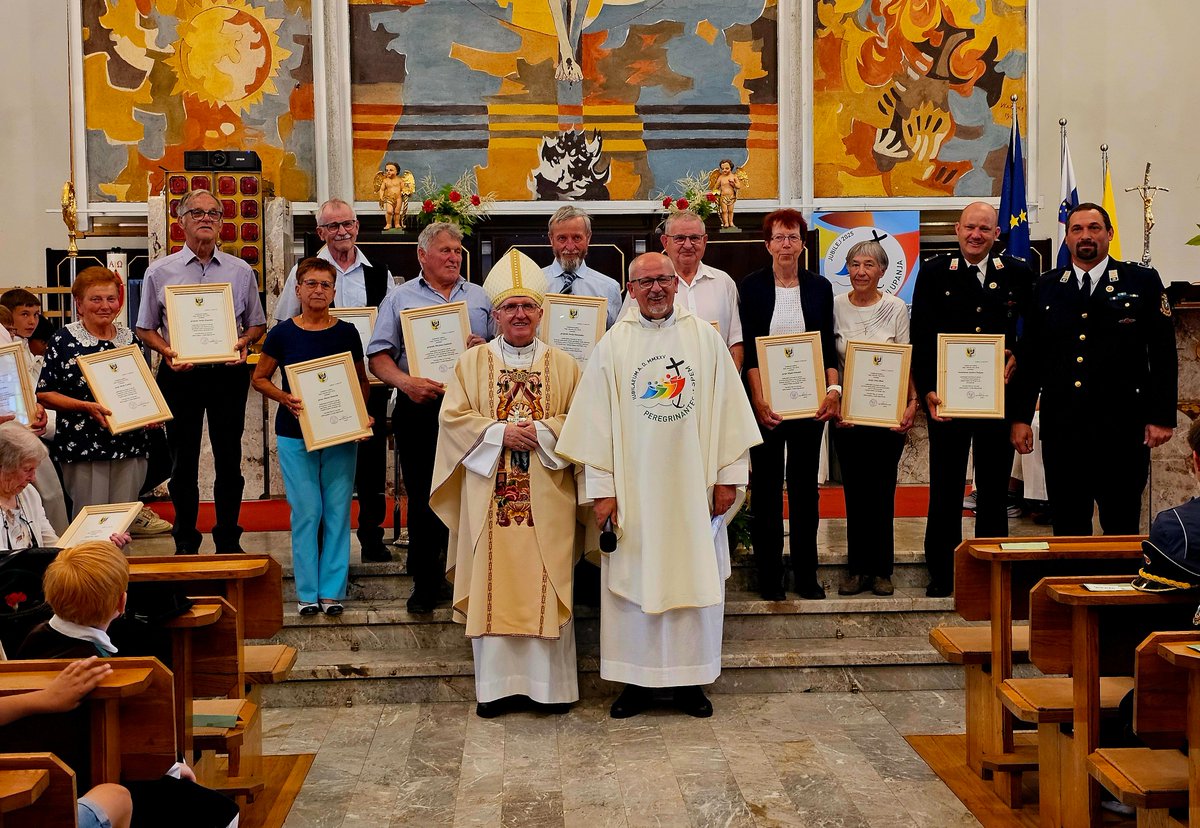 11 naših farank in faranov je prejelo nadškofovo priznanje za dolgoletno skrb za cerkve in Cerkev v župniji Poljane nad Šk. Loko, fasilska Enota Poljane pa za nesebičbo pomoč ob poplavah.
Hvala in iskrene čestitke!