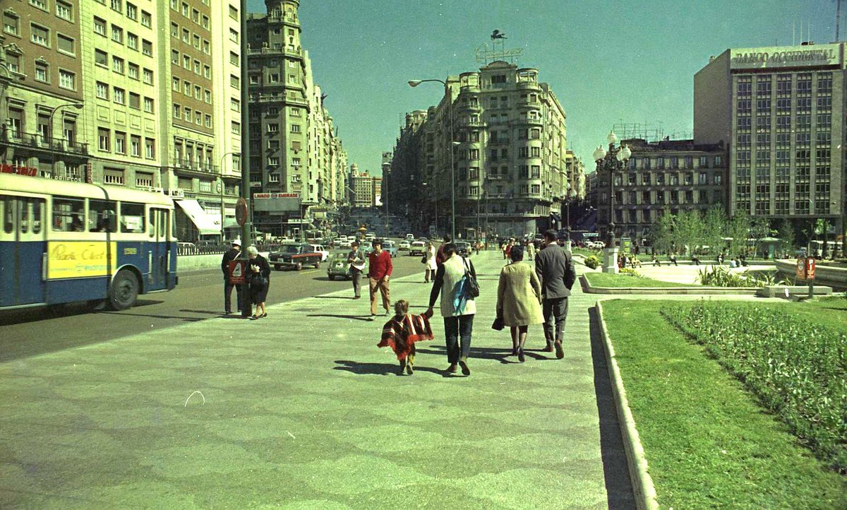 Paseando por el lateral de la plaza de España con la Gran Vía al fondo. Fotos de José Fernández de h. 1970 en mi custodia.