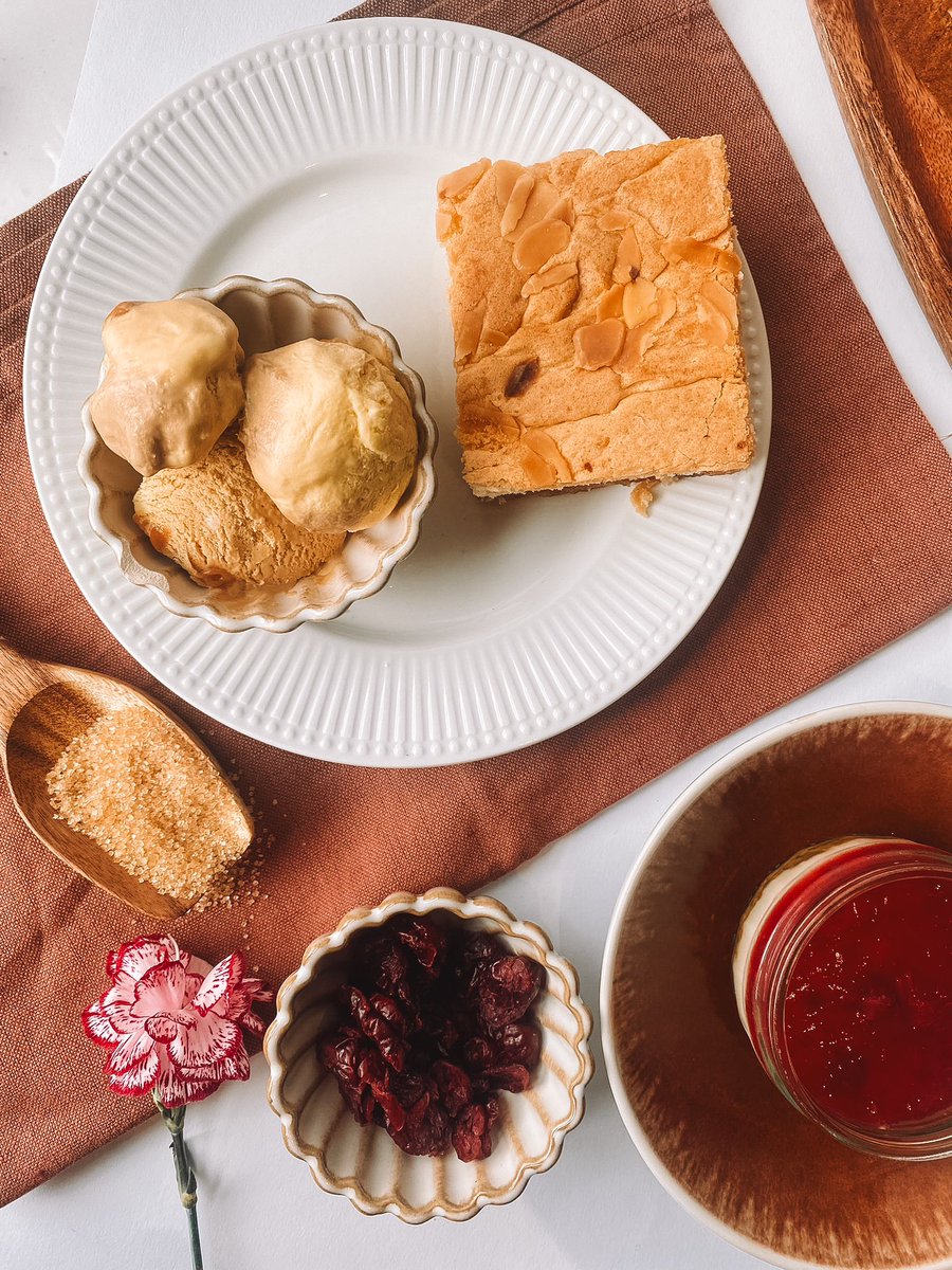 Naturally nutty. Naturally tasty. Naturally #glutenfree!
Our Almond Bakewell Slice has moist almond Madeira layered with pastry and strawberry jam - all topped with delicious toasted almonds.
A perfect summer treat!
#AlmondSlice #BakewellSlice #freefrom #GF #glutenfree