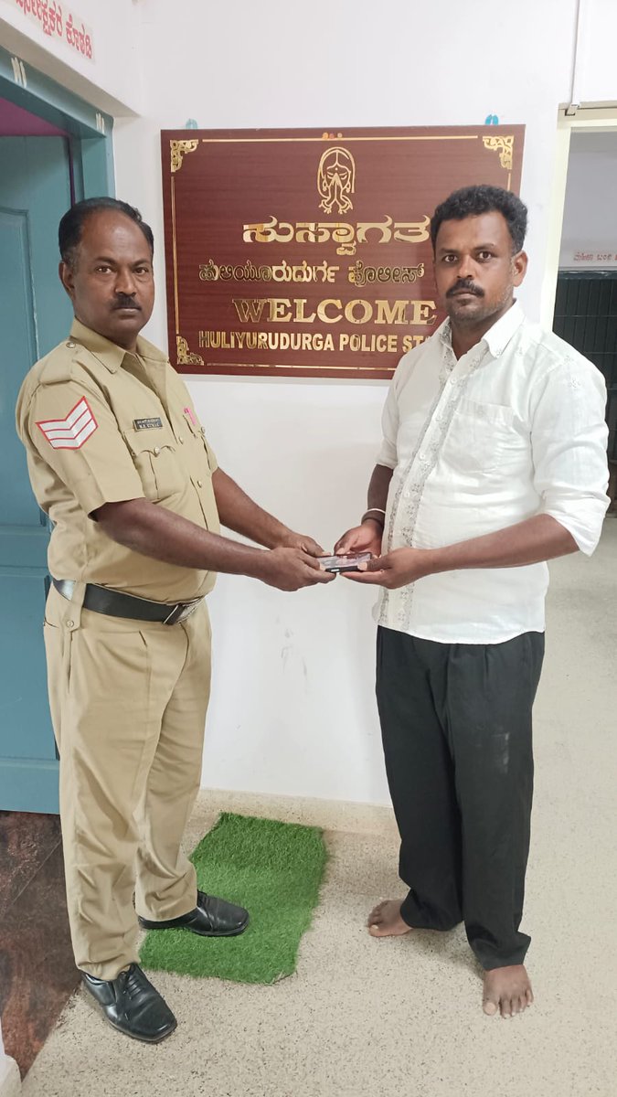 SPTumkur's tweet photo. ನಮ್ಮ ತುಮಕೂರು ಜಿಲ್ಲೆಯ ಪೊಲೀಸ್ ಠಾಣಾ ವ್ಯಾಪ್ತಿಗಳಲ್ಲಿ ಕಳೆದು ಹೋಗಿದ್ದ #JayanagaraPS ನ 02 ಮತ್ತು #HDurgaPS #TipturTownPS #TumkurRuralPS ನ ತಲಾ 01 ಮೊಬೈಲ್ ಫೋನನ್ನು #CEIR ಪೋರ್ಟಲ್ ಮೂಲಕ ಪತ್ತೆ ಮಾಡಿ ವಾರಸುದಾರರಿಗೆ ಹಿಂದಿರುಗಿಸಲಾಗಿರುತ್ತದೆ. #TumakuruDistrictPolice
#LostMobileTraced
@venkatashok