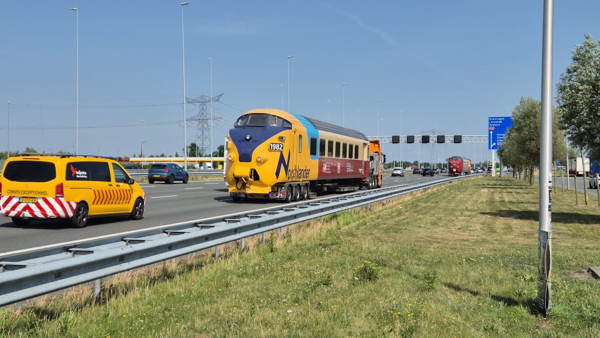 Gisteren de 1e transportdag van 2 TEE rijtuigen  naar Leek, de nieuwe locatie. Vandaag volgen de laatste 3. Volg ons op Facebook voor uitgebreide info. #TEE #afscheid #Leek 
Facebook.com/NederlandsTran…