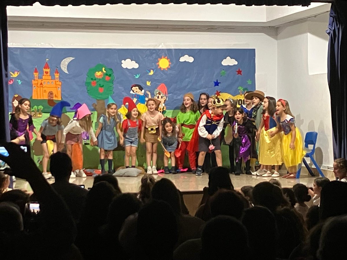 Los alumnos de la extraescolar de teatro han celebrado su Festival en el salón de actos de nuestro colegio, para acabar este final de curso de una forma muy especial y mágica representando tres obras muy divertidas.