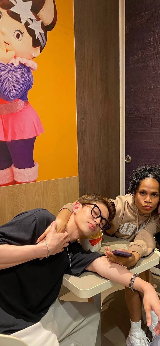 Mapalaalma28's tweet photo. Mag live na kayong dalawa, please
Ay si mando

NIKOLASTurnsElevenMonthsAtJOLLIBEE
@hardheadedniko | @Patricialourel | @Jollibee https://t.co/09qaOOdlYp