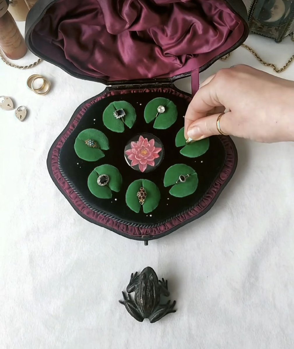 pinkglitterie's tweet image. Old vintage water lily jewelry box