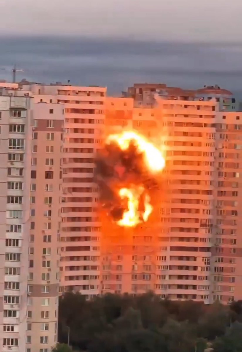 Kyiv, dans la nuit du 17 juin.
Des dizaines de bâtiments visés.
Un immeuble éventré, un escalier entièrement détruit.
14 morts, 55 blessés. Des personnes sont encore sous les décombres.
Le bilan pourrait s’alourdir.

Les civils paient le prix des frappes russes. Le silence tue.