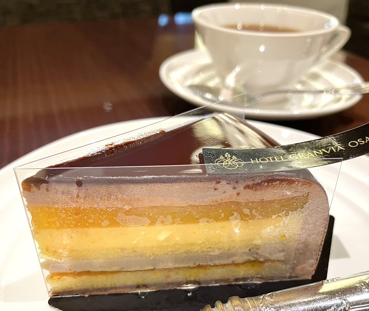 sepptemmp1077's tweet photo. 大阪出張です〜
ホテルグランヴィアでひと休み。
大阪府洋菓子コンテスト優良賞のチョコケーキ。
オレンジとアールグレイの香りもして美味しいケーキでした。 https://t.co/eMcF5nHiUi