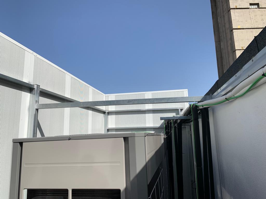 ¿Problemas de ruido en la azotea? Las #PantallasAcústicas son la respuesta eficiente y estética. Conoce cómo Bilbao encontró tranquilidad en medio del bullicio urbano. 🌆🎶 
#TransformaciónSonora #BilbaoSilencioso blgs.co/3-3gYU