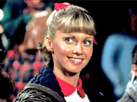 EduSalaOne's tweet image. Un 16 de Junio de 1978 se estrenaba en USA el musical GREASE. Delirio pop en unos idealizados años 50, macarras de buen corazón, chicas Pink, bailes de instituto y batidos de fresa, con una BSO que pasó a la historia. Danny y Sandy, Travolta y Newton-John.
Summer Nights...
