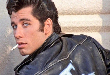 EduSalaOne's tweet image. Un 16 de Junio de 1978 se estrenaba en USA el musical GREASE. Delirio pop en unos idealizados años 50, macarras de buen corazón, chicas Pink, bailes de instituto y batidos de fresa, con una BSO que pasó a la historia. Danny y Sandy, Travolta y Newton-John.
Summer Nights...
