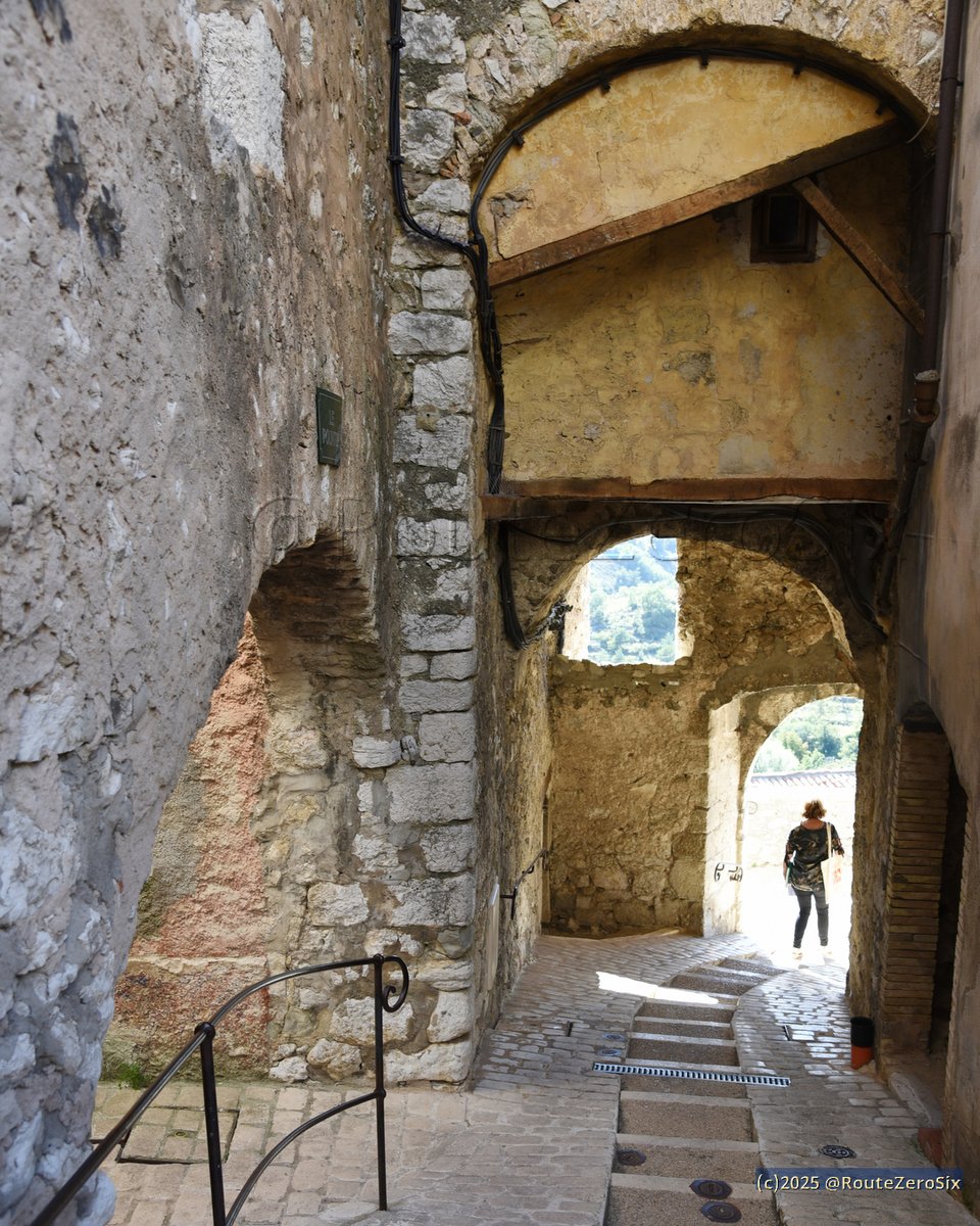 routezerosix's tweet image. Ceinturé de remparts dès le Moyen-Age, puis devenu ville royale sous Louis XIII, le village de Coursegoules conserve de nombreuse traces de son riche passé. Comme cette porte du Pontis...

#Coursegoules #PaysVencois #AlpesMaritimes #CotedAzurFrance #BaladeSympa #PreAlpesdAzur