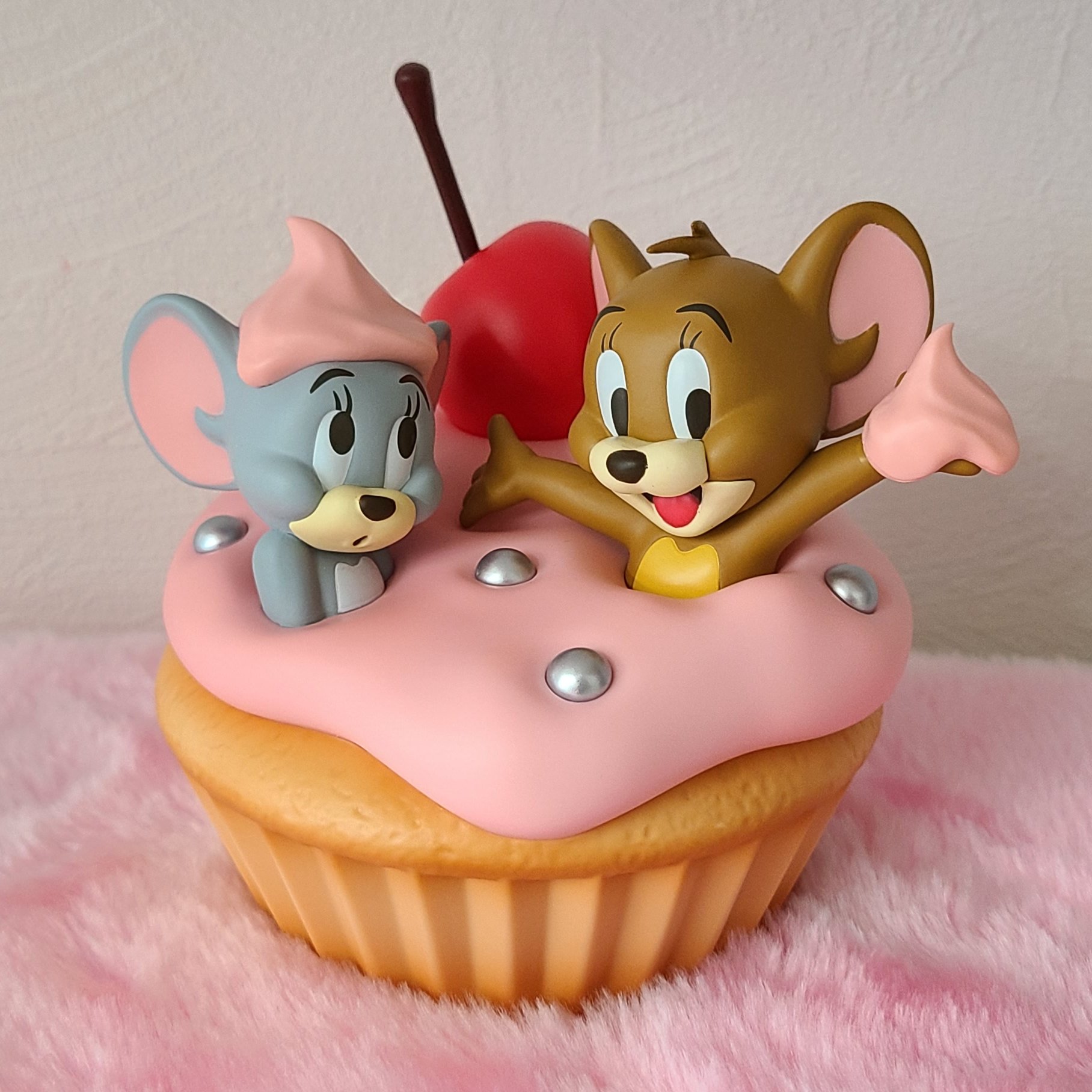 トムとジェリー フィギュア Enjoy Float Sweet Cupcake トムとジェリー フィギュア Enjoy Float Sweet Cupcakeの通販 by