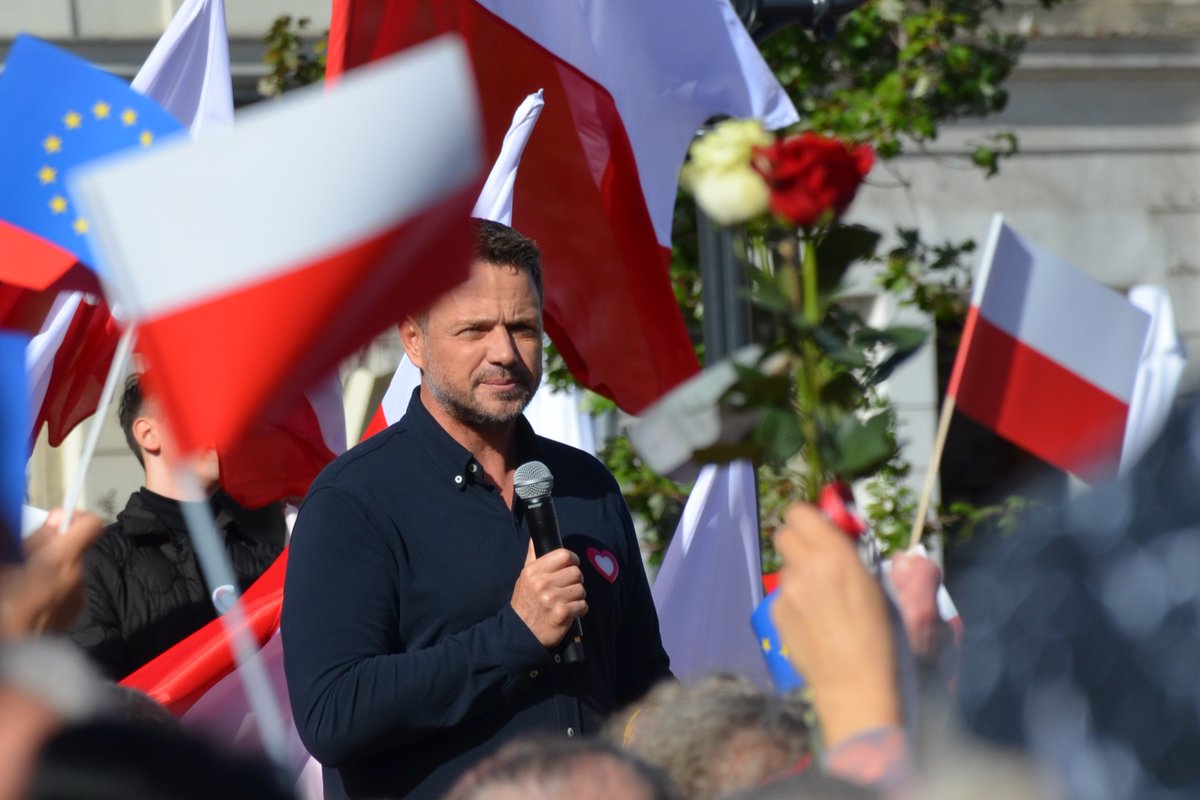 Demokraticky stred (@demokraticky) on Twitter photo Jak bude vypadat soužití Tuskovy vlády a prezidenta Nawrockého? To se samozřejmě teprve ukáže, ale jejich kohabitace má v mnohém potenciál být klidnější, než se dnes zdá. Přečtěte si článek od <a href="/MLebduska/">Michal Lebduška</a>. Ukázka z nového čísla, které před pár dny vyšlo.
demokratickystred.cz/polska-vladni-… Jak bude vypadat soužití Tuskovy vlády a prezidenta Nawrockého? To se samozřejmě teprve ukáže, ale jejich kohabitace má v mnohém potenciál být klidnější, než se dnes zdá. Přečtěte si článek od <a href="/MLebduska/">Michal Lebduška</a>. Ukázka z nového čísla, které před pár dny vyšlo.
demokratickystred.cz/polska-vladni-…