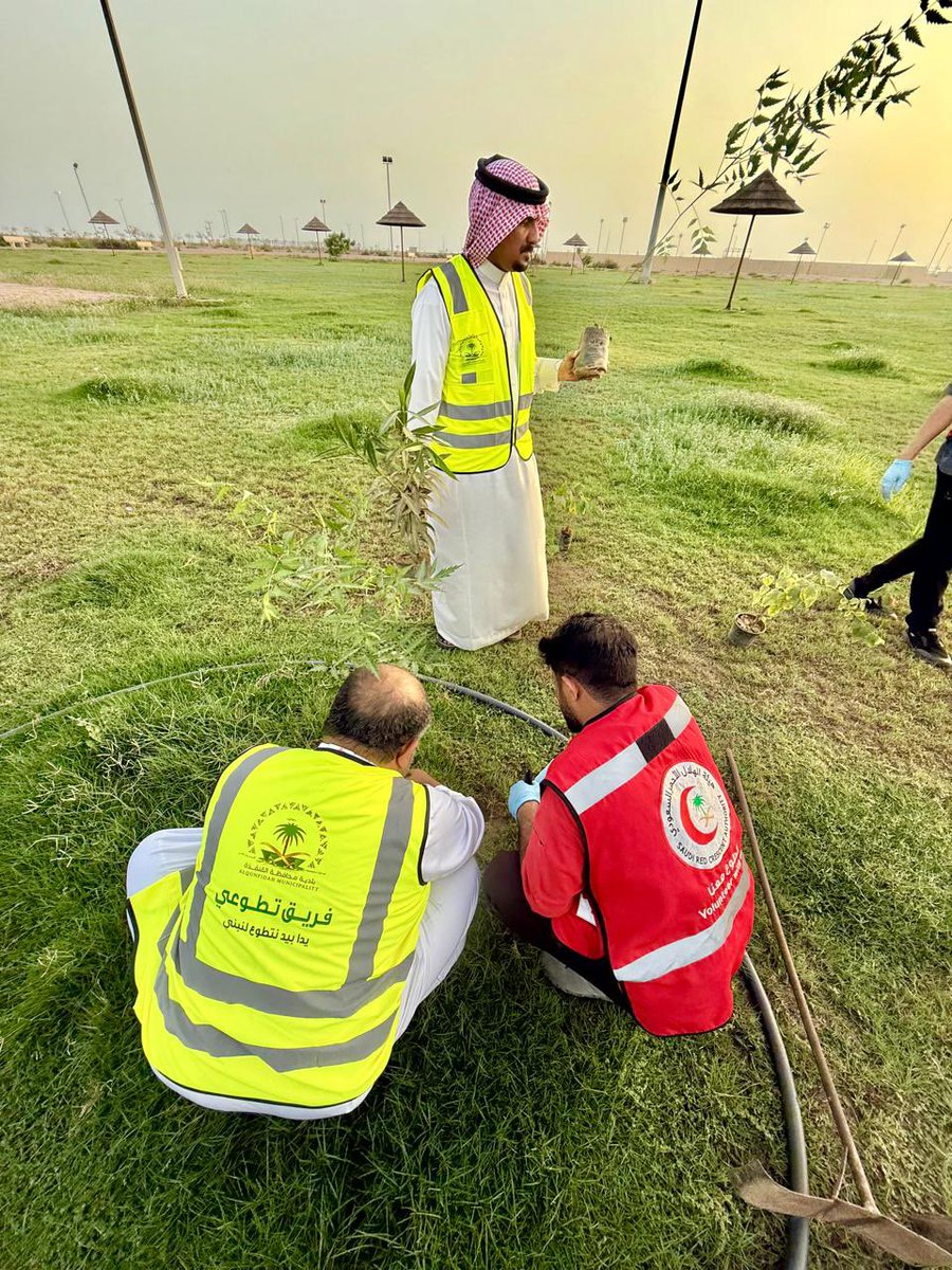 تشارك بلدية محافظة #القنفذة 
والهلال الأحمر السعودي بالمحافظة بمناسبة 
 #اليوم_العالمي_للتَّصحُّر_والجفاف
حماية البيئة والمحافظة على مواردنا الوطنية ضرورة شرعية ومسؤولية وطنية