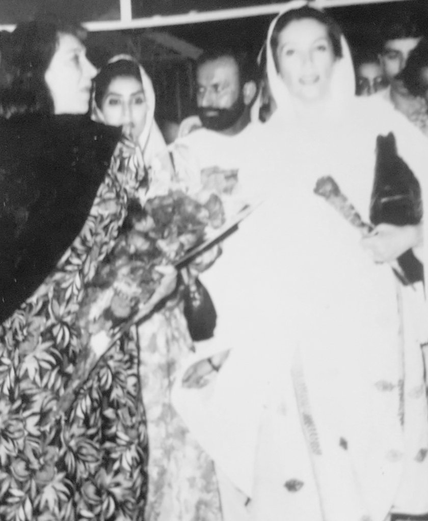 یادوں کے دریچے/ ماضی کی یادیں
"زندگی کے یادگار لمحات اور سنہری یادیں"

شہید محترمہ بینظیر بھٹو صاحبہ اور مادر جمہوریت بیگم نصرت بھٹو کے ساتھ تقریبآ 30 سال قبل لی گئی یادگار اور ناقابل فراموش تصویر
#MissYouSMBB💔😥 
<a href="/BBhuttoZardari/">BilawalBhuttoZardari</a> 
<a href="/AseefaBZ/">Aseefa B Zardari</a> 
<a href="/BakhtawarBZ/">Bakhtawar B-Zardari</a> 
<a href="/PPP_Org/">Pakistan Peoples Party - PPP</a> 
<a href="/MediaCellPPP/">PPP</a>