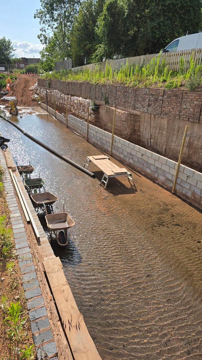 It's been tricky down at Tamworth Road Narrows, the heavy rain at the start of June caused flooding where our volunteers are working. However, they've battled on and the canal wall is getting higher. 

(Meanwhile they're building a platform to protect their feet from the water.)