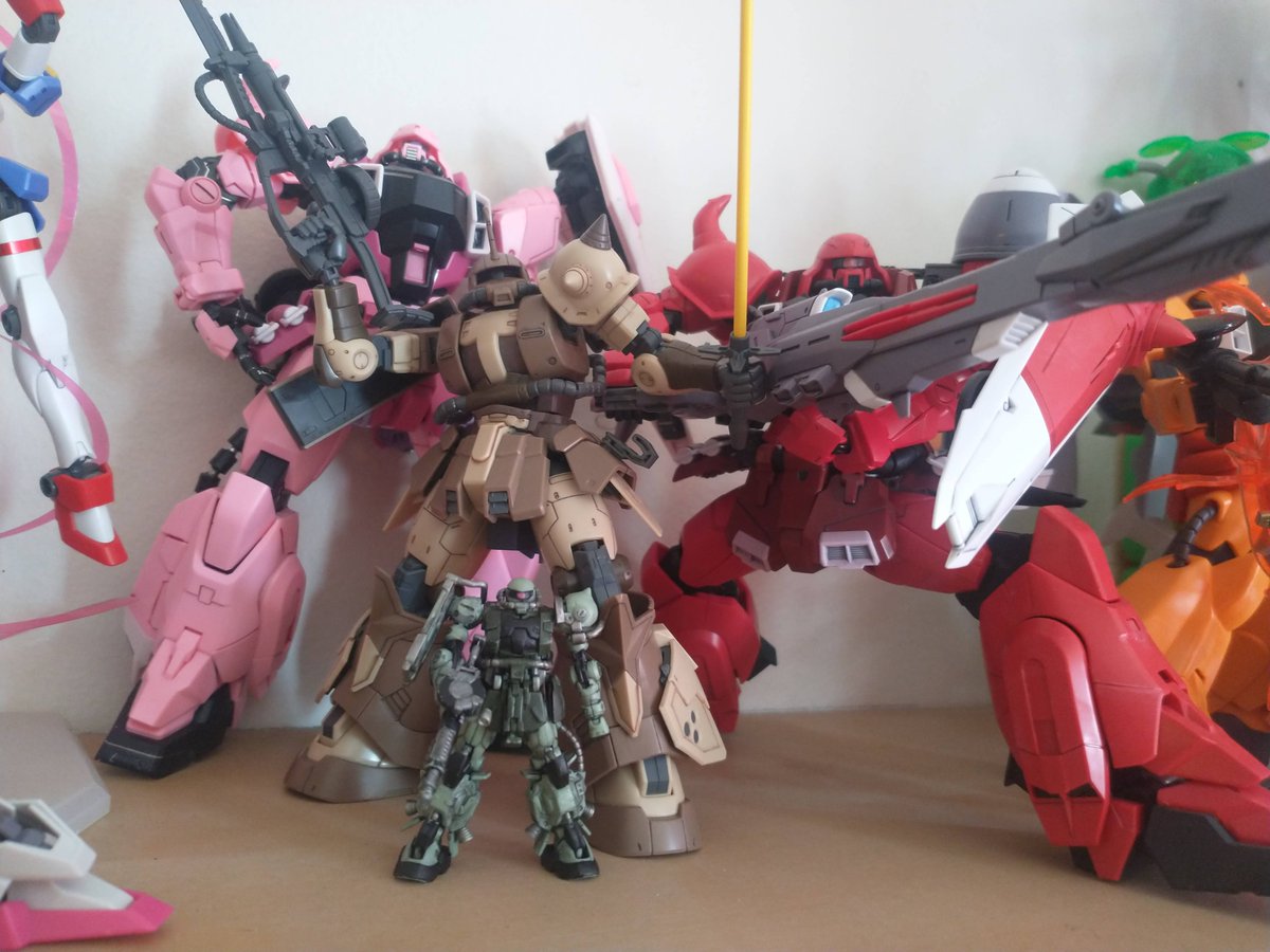 i seem to be getting a lot of vtubers following me suddenly from the <a href="/plamoweekender/">Plastic Model Weekender 25</a> group. i tihnk its awesome. 
you all can enjoy some zaku's ( i just noticed that i really need to decal these guys. dang)