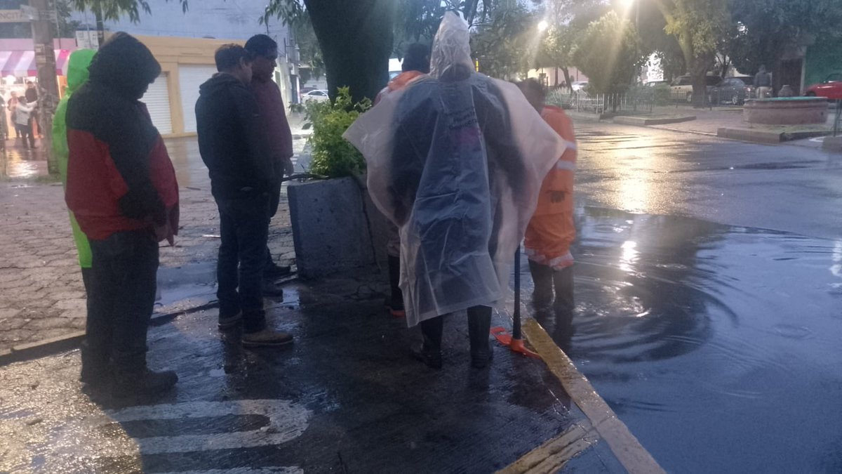 En la colonia #Petrolera ya se están atendiendo los encharcamientos con trabajos de limpieza para que el agua fluya y no haya más afectaciones. 

💪🏽 Todas las áreas andan en territorio, al tiro con los reportes y pendientes de lo que se necesite.