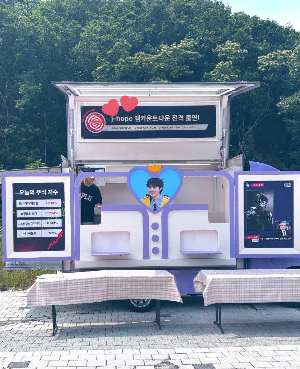onehobi940218's tweet photo. 도착하자마자 본 커피차??
호서가~~~~~🥹🥹

CHARM OF HOPE 
KILLIN’ IT GIRL BY J-HOPE

#jhope_KillinItGirl https://t.co/7L0zTaYbMc