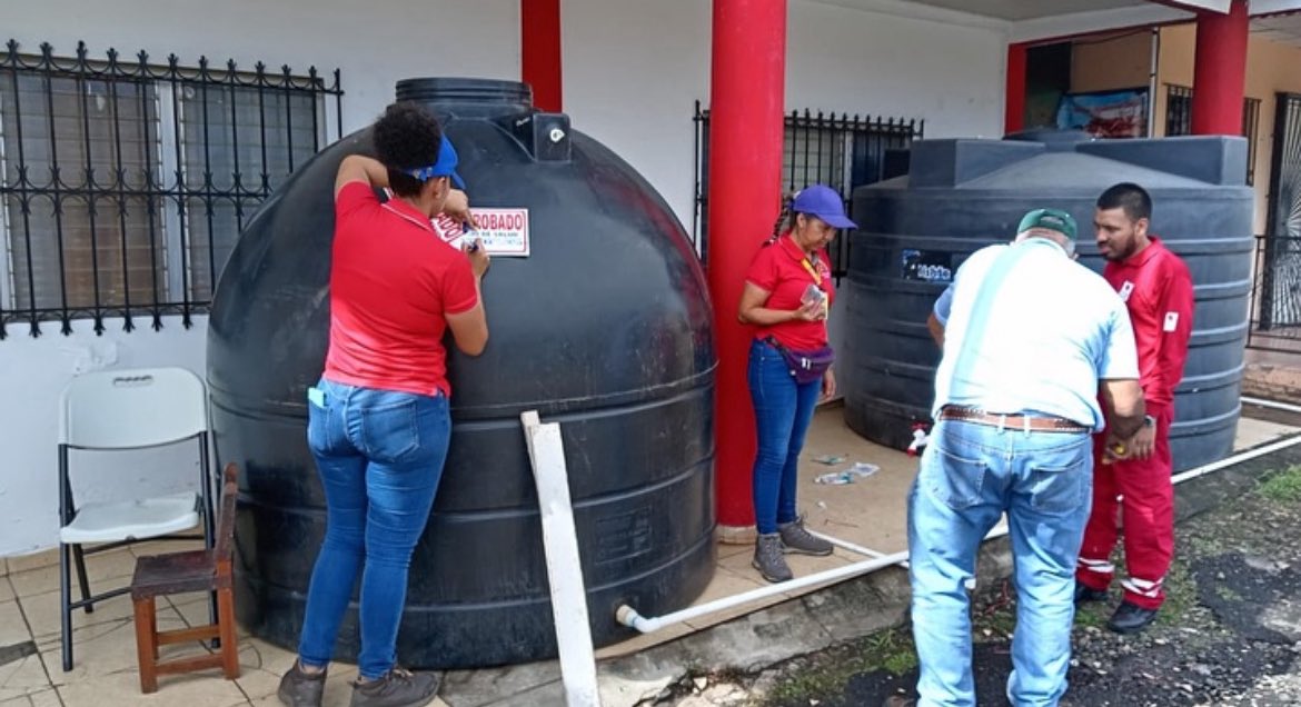rhbedoya's tweet photo. Nuestro personal @CruzRojaPanama de los Comites de Chitré, La Villa y Las Tablas siguen brindando apoyo en la #CrisisAgua en #Azuero . Se verifica la calidad del agua segura en los reservorios instalados. #SomosCruzRojaPanameña #EstamosParaLasPersonas https://t.co/YOBbSBiiWb