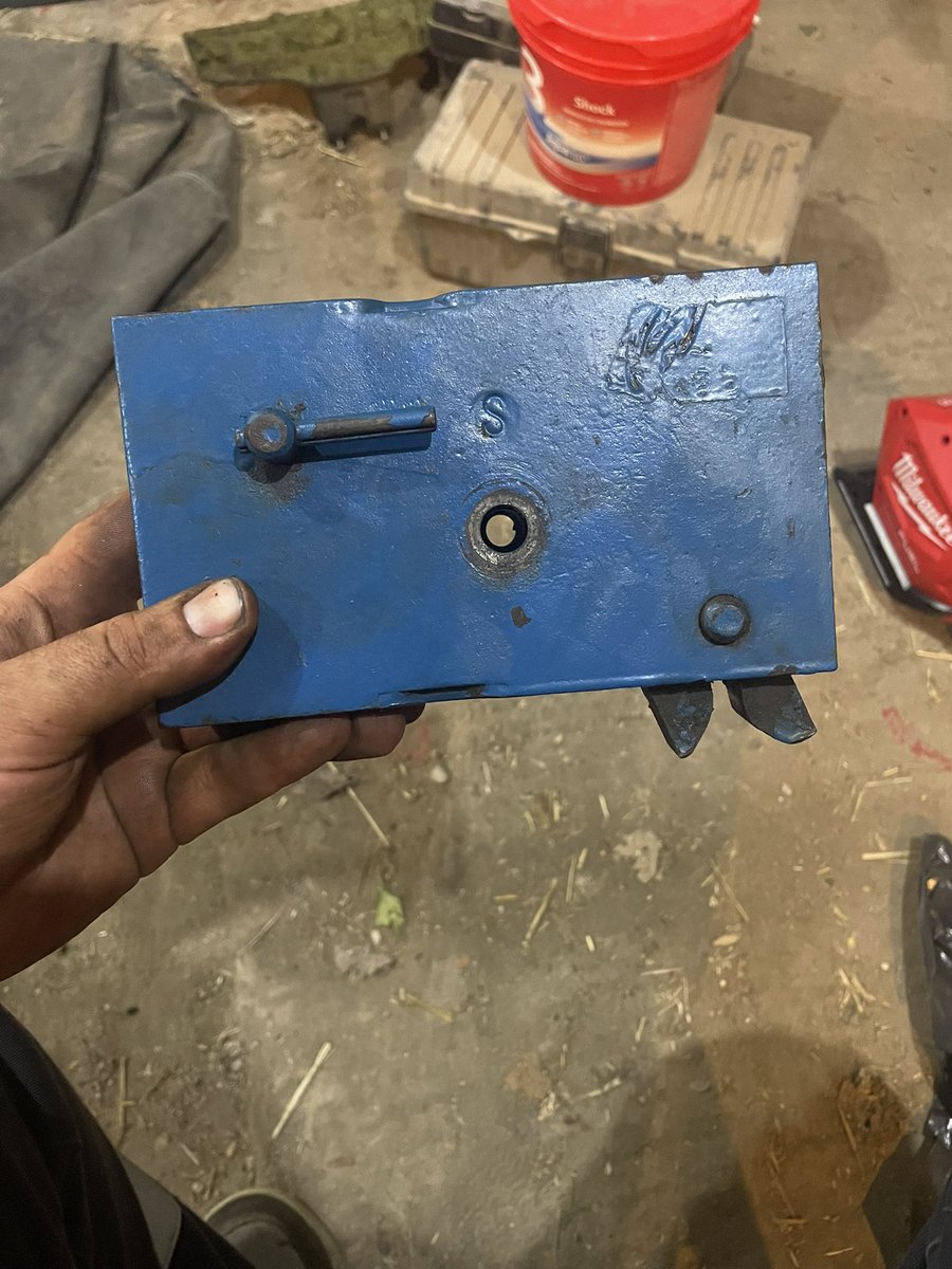 Anyone have an old automatic allied bale stooker laying around for parts?  Looking for the counter box to activate the auto trip.  Center bolt that’s  welded on let go and everything inside went for a shit storm.  Closer to Parkhill the better