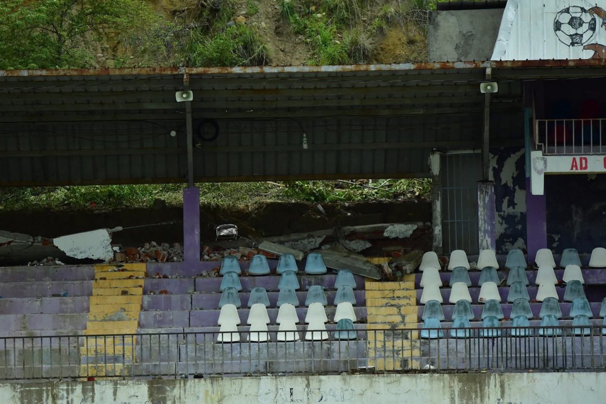 NCES_1's tweet photo. 🔴 Lastimosamente, luego de una mala administración y que apagaran las luces, así luce hoy el Sombrerero, el estadio 🏟️ Gregorio Martínez, en Chalatenango Sur.

Un lugar donde se reía y se lloraba, pero siempre con el corazón apoyando a los Duros del Norte 🦂💜.

💔⚽ #NCES 🇸🇻 https://t.co/DV1TDBKVMR