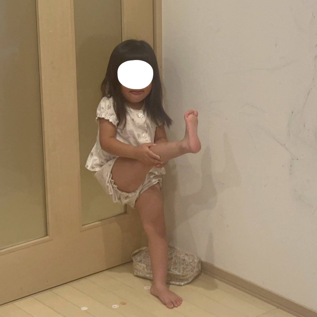 enu_ee's tweet image. 3歳女子、柔軟技を見せつけたい